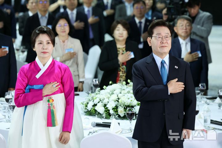 [울란바타르=뉴시스] 조성봉 기자 = 몽골을 국빈 방문한 이재명 대통령과 김헤경 여사가 10일(현지 시간) 울란바타르 한 호텔에서 열린 동포 오찬 간담회에서 참석자들과 국민의례를 하고 있다. 2026.07.10. suncho21@newsis.com