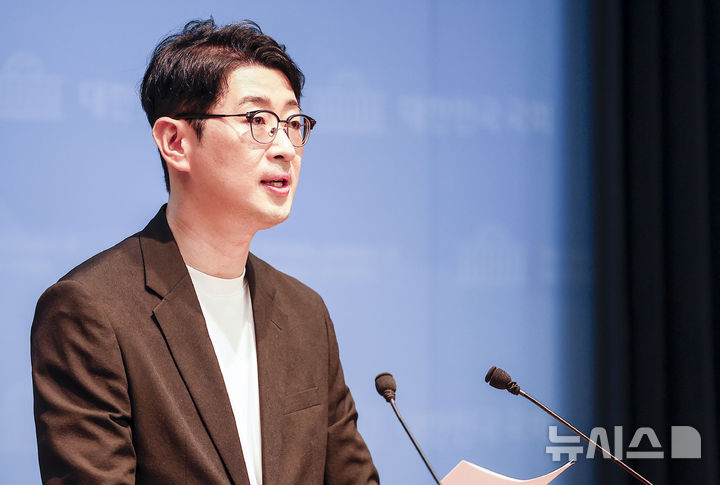 [서울=뉴시스] 정병혁 기자 = 주진우 국민의힘 의원이 10일 서울 여의도 국회 소통관에서 정이한 전 개혁신당 부산시장 후보의 테러자작극을 숨긴 경찰 고발 기자회견을 하고 있다. 2026.07.10. jhope@newsis.com