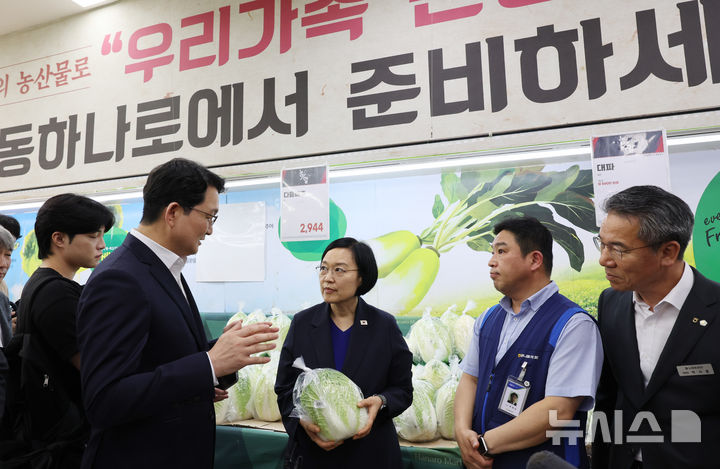 [서울=뉴시스] 박주성 기자 = 물가 현장점검에 나선 한성숙 국무총리와 김종구 농식품부 차관이 10일 오후 서울 도봉구 하나로마트 창동점을 방문해 배추를 둘러보고 있다. 2026.07.10. park7691@newsis.com