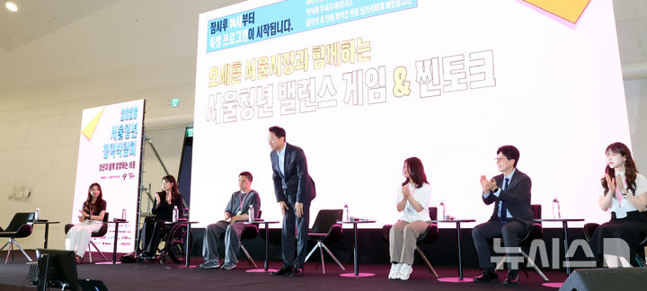인사하는 오세훈 서울시장