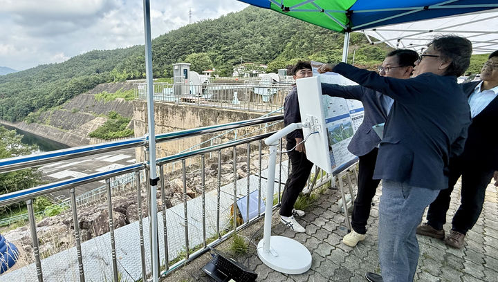 [서울=뉴시스] 금한승 기후에너지환경부 1차관이 10일 전남광주특별시 주암댐을 방문해 호남권 신규 반도체 산단에 차질없는 용수 공급을 위해 현장을 점검하고 있다. (사진=기후에너지환경부 제공) 2026.07.10. photo@newsis.com *재판매 및 DB 금지