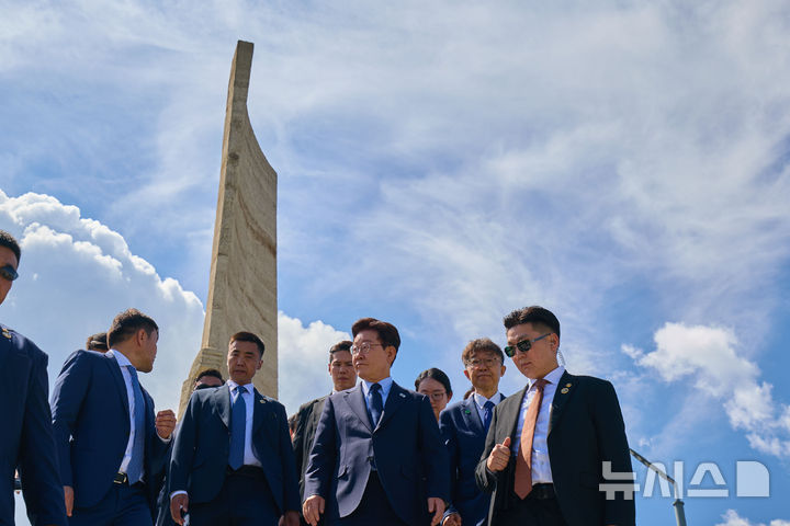 [울란바타르=뉴시스] 조성봉 기자 = 몽골을 국빈 방문한 이재명 대통령이 10일(현지 시간) 울란바타르 자이승 전승 기념탑을 방문해 현장을 둘러보고 있다. (공동취재) 2026.07.10. suncho21@newsis.com
