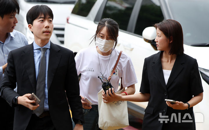[서울=뉴시스] 김선웅 기자 = 체육단체들의 올림픽공원 핸드볼경기장 사무실 진입을 막아 업무방해 혐의로 입건된 30대 여성(일명 올다르크)이 10일 서울 송파경찰서에서 진행되는 피의자 조사에 출석하고 있다. 2026.07.10. mangusta@newsis.com