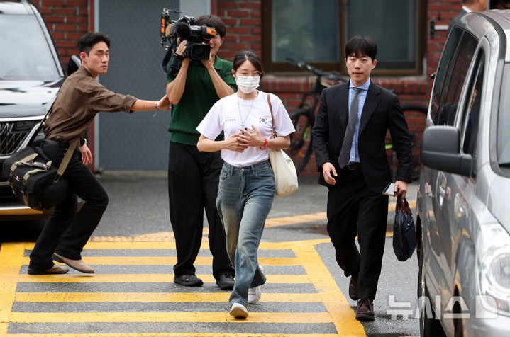 잠실 개표소 막은 '올다르크' 30대 여성 경찰 피의자 조사 출석