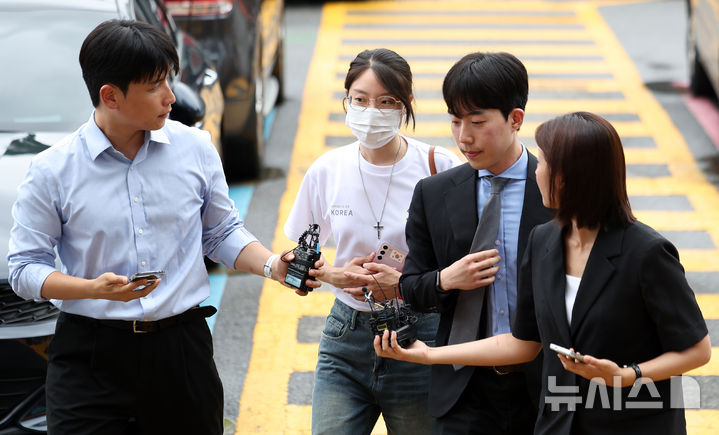 경찰 조사 출석하는 올림픽공원 진입 저지 30대 여성