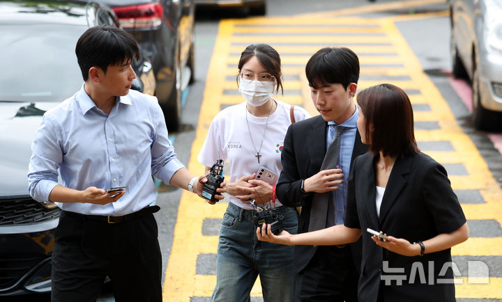 잠실 개표소 막은 '올다르크' 30대 여성 경찰 피의자 조사 출석