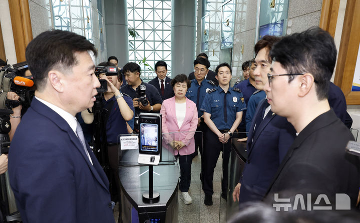 경찰과 대치중인 국민의힘 의원들