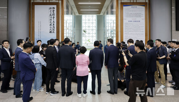 [서울=뉴시스] 김혜진 기자 = 장동혁 국민의힘 대표를 비롯한 국민의힘 의원들이 10일 장윤기의 현직 경찰 간부 아버지와 수사팀의 유착 의혹과 관련해 서울 서대문구 경찰청에 항의방문 하고 있다. 2026.07.10. jini@newsis.com