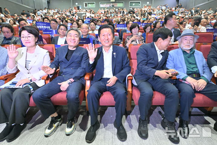 '반가워요' 손 흔드는 정청래 전 당대표
