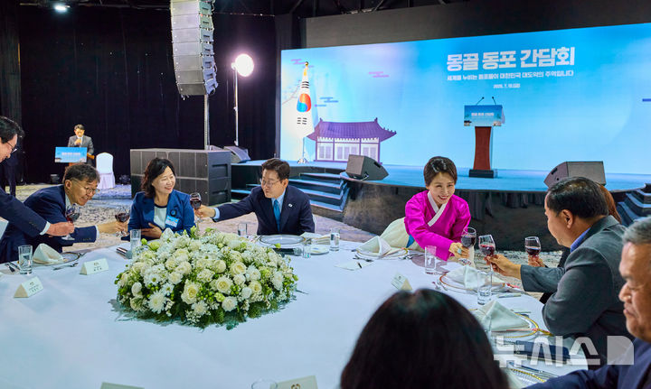 [울란바타르=뉴시스] 조성봉 기자 = 몽골을 국빈 방문한 이재명 대통령과 김혜경 여사가 10일(현지 시간) 울란바타르 한 호텔에서 열린 동포 오찬 간담회에서 참석자들과 건배를 하고 있다. (공동취재) 2026.07.10. suncho21@newsis.com