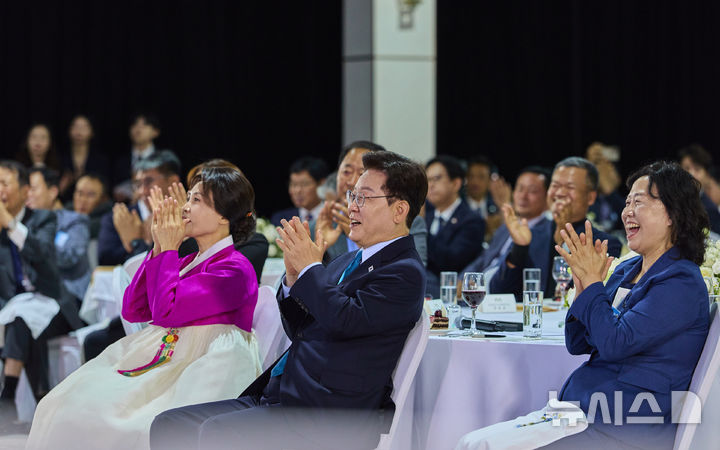 [울란바타르=뉴시스] 조성봉 기자 = 몽골을 국빈 방문한 이재명 대통령과 김혜경 여사가 10일(현지 시간) 울란바타르 한 호텔에서 열린 동포 오찬 간담회에서 참석자들과 박수를 치고 있다. (공동취재) 2026.07.10. suncho21@newsis.com