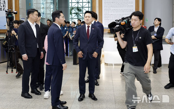 돌아서는 장동혁 대표