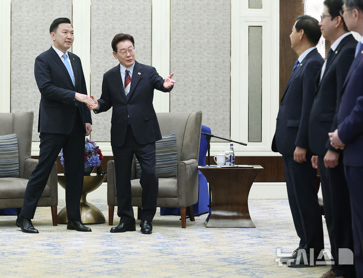 수행원 소개하는 이재명 대통령