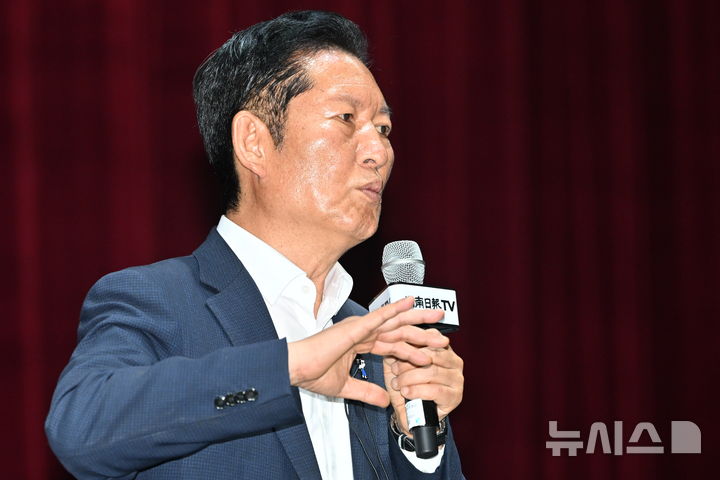 [전남광주=뉴시스] 이영주 기자 = 정청래 더불어민주당 전 대표가 10일 오후 전남광주 동구 조선대학교 해오름관에서 열린 특별강연회 '국민이 지킨 나라, 민주적 국민 정당'에 참여해 강연하고 있다. 2026.07.10. leeyj2578@newsis.com