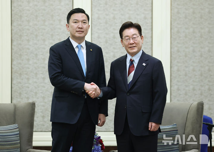 [울란바타르=뉴시스] 조성봉 기자 = 몽골을 국빈 방문한 이재명 대통령이 10일(현지 시간) 울란바타르 한 호텔에서 냠오소르 오츠랄 몽골 총리를 접견하며 기념촬영을 하고 있다. 2026.07.10. suncho21@newsis.com