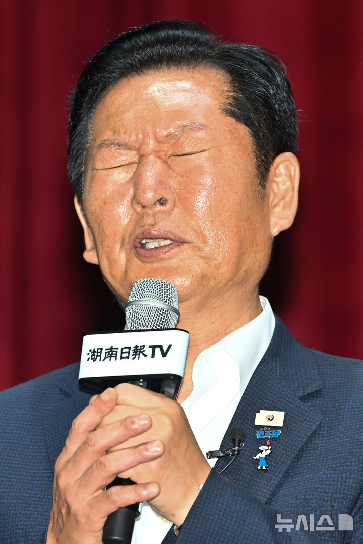 인상 찌푸리는 정청래 전 당대표