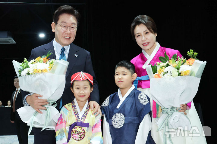 [울란바타르=뉴시스] 조성봉 기자 = 몽골을 국빈 방문한 이재명 대통령과 김헤경 여사가 10일(현지 시간) 울란바타르 한 호텔에서 열린 동포 오찬 간담회에서 화동과 기념촬영을 하고 있다. 2026.07.10. suncho21@newsis.com