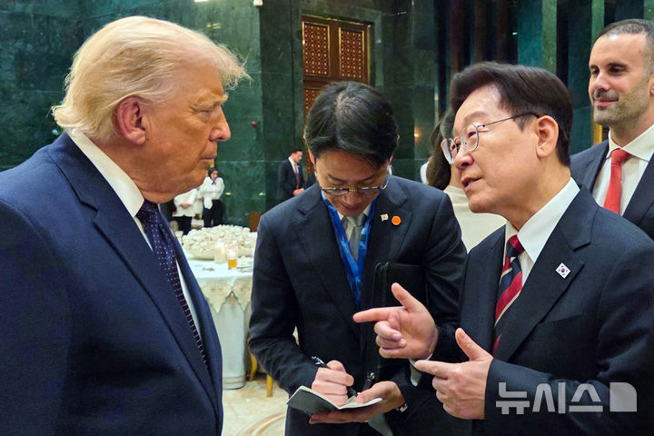 [앙카라=뉴시스] 조성봉 기자 = 북대서양조약기구(NATO·나토) 정상회의에 참석 중인 이재명 대통령과 도널트 트럼프 미국 대통령이 7일(현지 시간) 튀르키예 앙카라 대통령궁에서 열린 레젭 타입 에르도안 튀르키예 대통령 주최 환영 만찬에서 대화하고 있다. (공동취재) 2026.07.08. suncho21@newsis.com