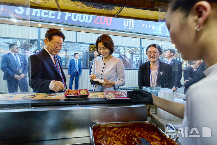 [울란바타르=뉴시스] 조성봉 기자 = 몽골을 국빈 방문한 이재명 대통령과 김혜경 여사가 9일(현지 시간) 울란바타르 ‘서울의 거리' 에서 떡볶이를 먹고 있다.'서울의 거리'는 1995년 서울-울란바타르 자매결연을 계기로 조성한 곳이다.(공동취재) 2026.07.10. suncho21@newsis.com