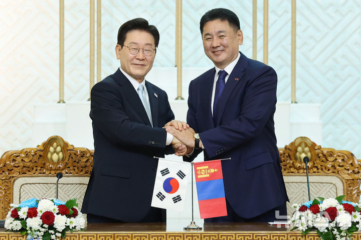 [울란바타르=뉴시스] 조성봉 기자 = 이재명 대통령과 오흐나 후렐수흐 몽골 대통령이 9일(현지 시간) 울란바타르 정부청사에서 열린 한-몽골 공동언론발표에서 악수하고 있다. 2026.07.09. suncho21@newsis.com