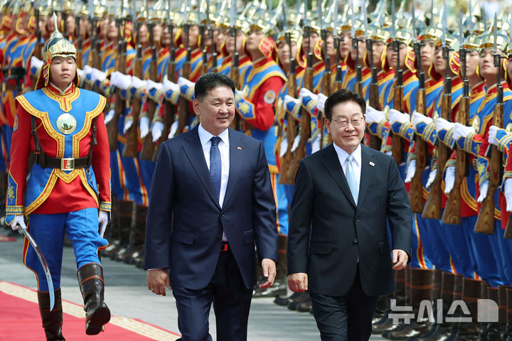[울란바타르=뉴시스] 조성봉 기자 = 몽골을 국빈 방문한 이재명 대통령이 9일(현지 시간) 울란바타르 수흐바타르 광장에서 열린 공식 환영식에서 오흐나 후렐수흐 몽골 대통령과 함께 의장대 사열을 하고 있다. 2026.07.09. suncho21@newsis.com