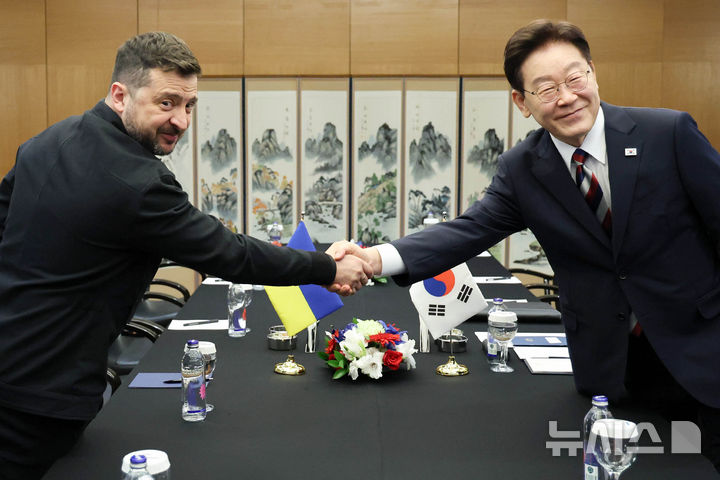 [앙카라=뉴시스] 조성봉 기자 = 이재명 대통령과 볼로디미르 젤렌스키 우크라이나 대통령이 8일(현지 시간) 튀르키예 앙카라의 한 호텔에서 열린 한-우크라이나 정상회담에서 악수를 하고 있다. 2026.07.08. suncho21@newsis.com
