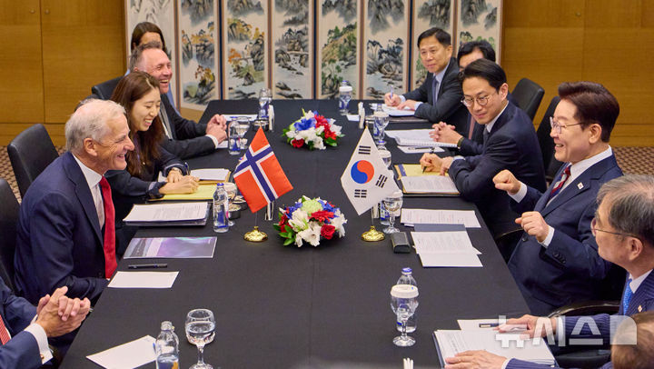 [앙카라=뉴시스] 조성봉 기자 = 이재명 대통령이 8일(현지 시간) 튀르키예 앙카라의 한 호텔에서 열린 요나스 가르 스퇴레 노르웨이 총리와 한-노르웨이 정상회담에서 노르웨이 월드컵 응원 관련 발언을 하고 있다. (공동취재) 2026.07.08. suncho21@newsis.com