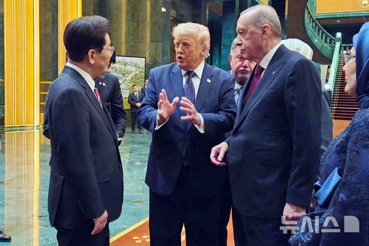 [앙카라=뉴시스] 조성봉 기자 = 북대서양조약기구(NATO·나토) 정상회의에 참석 중인 이재명 대통령과 도널트 트럼프 미국 대통령이 7일(현지 시간) 튀르키예 앙카라 대통령궁에서 열린 레젭 타입 에르도안 튀르키예 대통령 주최 환영 만찬에서 대화하고 있다. (공동취재) 2026.07.08. suncho21@newsis.com