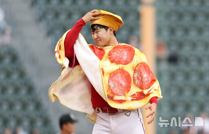 [서울=뉴시스]김선웅 기자 = 10일 서울 송파구 잠실야구장에서 열린 2026 KBO 퓨처스 올스타전 경기, 북부리그 팀 SSG 랜더스 이도우가 그라운드에 올라 피자 퍼포먼스를 하고 있다. 2026.07.10. mangusta@newsis.com