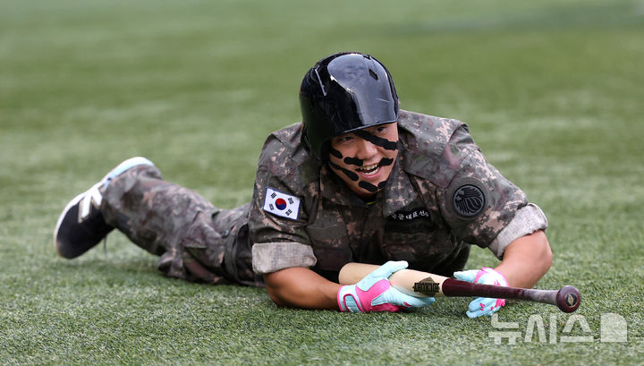 [서울=뉴시스]김선웅 기자 = 10일 서울 송파구 잠실야구장에서 열린 2026 KBO 퓨처스 올스타전 경기, 북부리그 팀 상무 고영우가 퍼포먼스를 하고 있다. 2026.07.10. mangusta@newsis.com