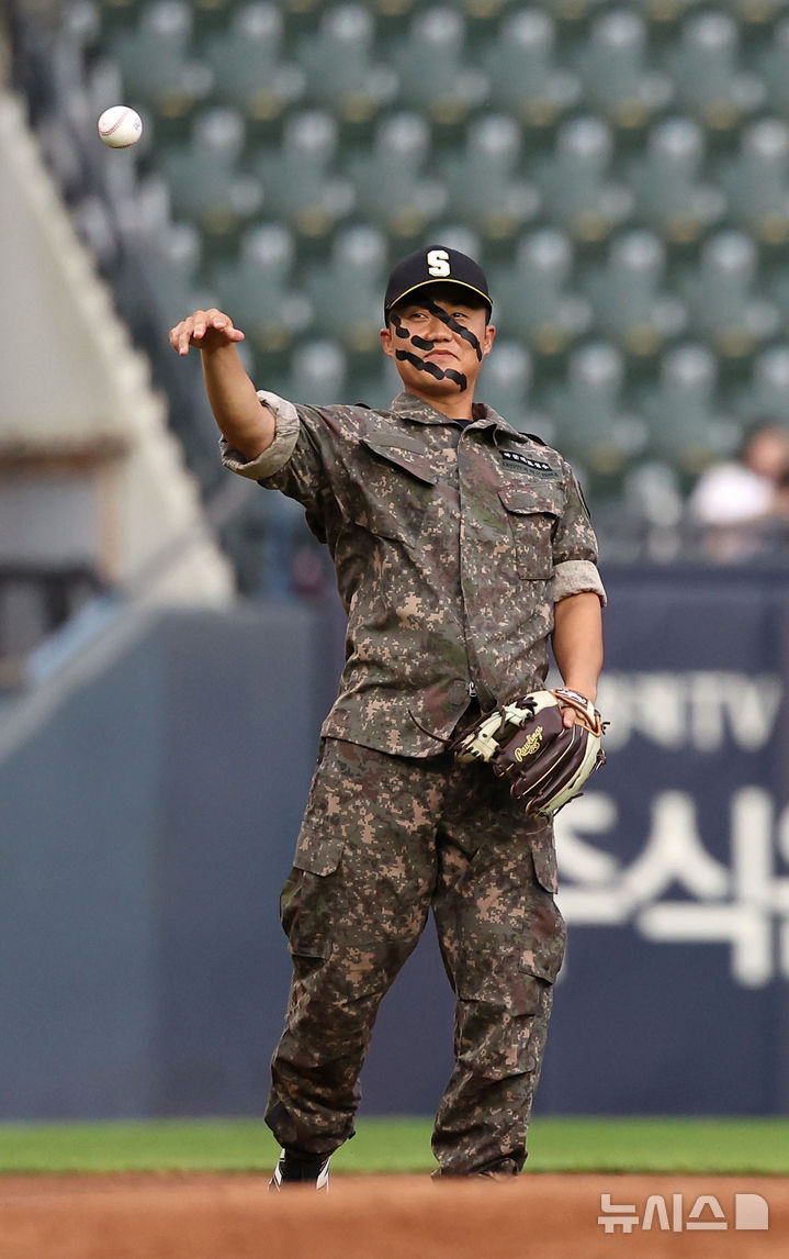 군복 입고 경기 출전한 상무 고영우