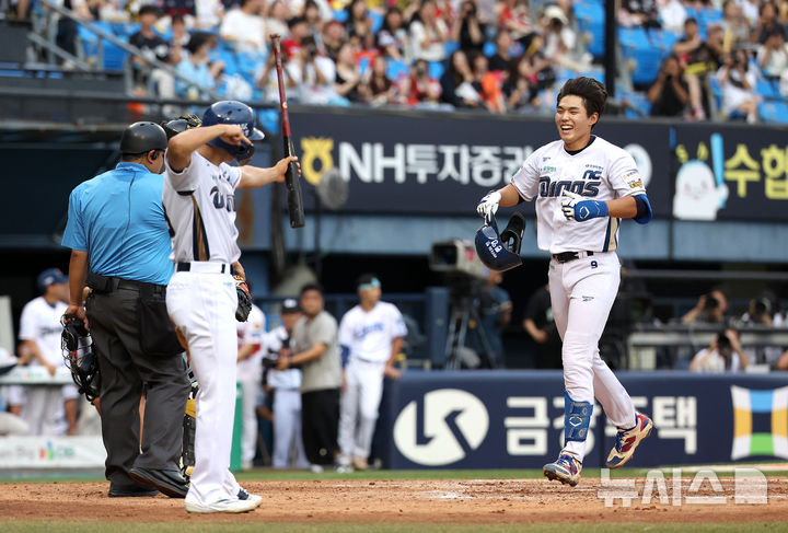 [서울=뉴시스]김선웅 기자 = 10일 서울 송파구 잠실야구장에서 열린 2026 KBO 퓨처스 올스타전 경기, 남부리그 팀 NC 신재인이 투런홈런을 때린 뒤 홈인 하고 있다. 2026.07.10. mangusta@newsis.com