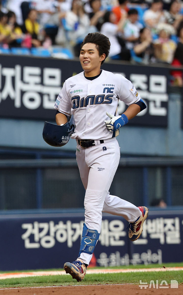 [서울=뉴시스]김선웅 기자 = 10일 서울 송파구 잠실야구장에서 열린 2026 KBO 퓨처스 올스타전 경기, 남부리그 팀 NC 신재인이 투런홈런을 때린 뒤 홈인 하고 있다. 2026.07.10. mangusta@newsis.com