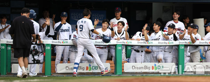 [서울=뉴시스]김선웅 기자 = 10일 서울 송파구 잠실야구장에서 열린 2026 KBO 퓨처스 올스타전 경기, 남부리그 팀 NC 신재인이 투런홈런을 때린 뒤 더그아웃으로 복귀하며 축하를 받고 있다. 2026.07.10. mangusta@newsis.com