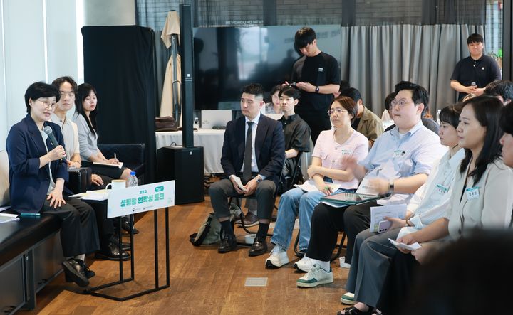 [서울=뉴시스] 원민경 성평등가족부 장관이 지난 7월 10일 오후 서울 성동 헤이그라운드에서 열린 '제2차 성별균형 현장제안 '성평등 언박싱 토크'에 참석해 '변화하는 젠더폭력의 상자 열기'를 주제로 청년들과 대화를 나누고 있다.(사진=성평등가족부 제공) 2026.07.10. photo@newsis.com *재판매 및 DB 금지