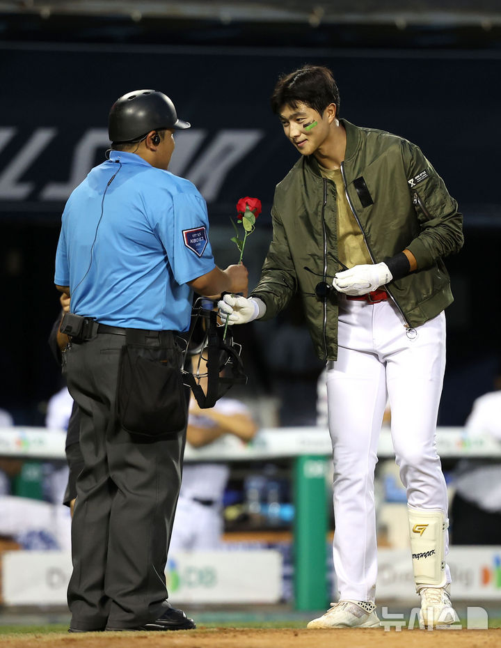 [서울=뉴시스]김선웅 기자 = 10일 서울 송파구 잠실야구장에서 열린 2026 KBO 퓨처스 올스타전 경기, 남부리그 팀 KIA 박종혁이 그라운드에 오르며 퍼포먼스를 하고 있다. 2026.07.10. mangusta@newsis.com