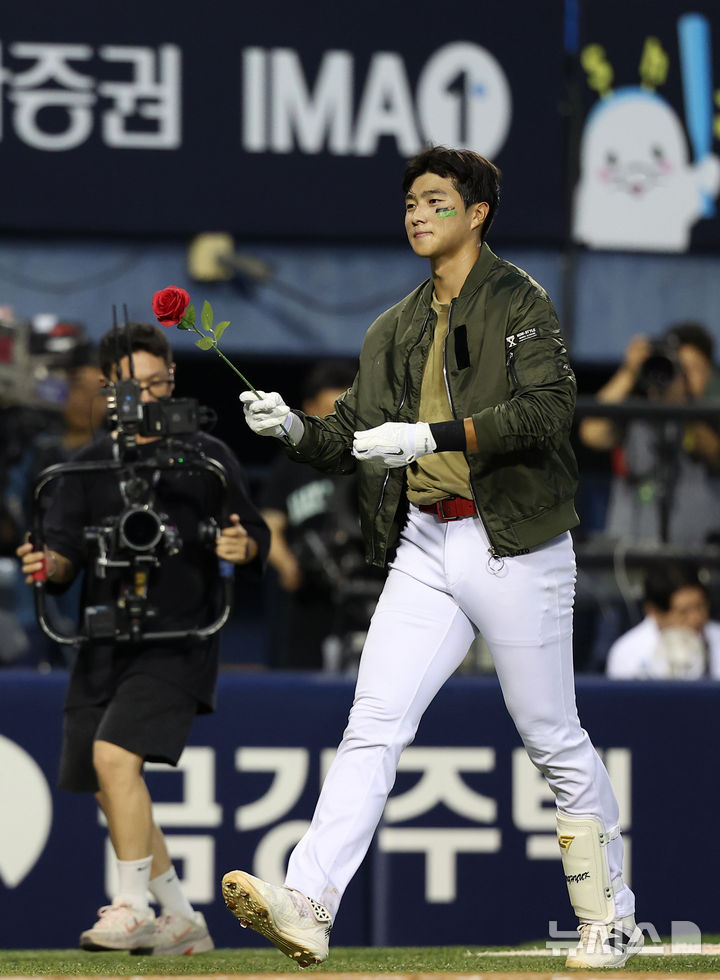 장미꽃 퍼포먼스하는 KIA 박종혁