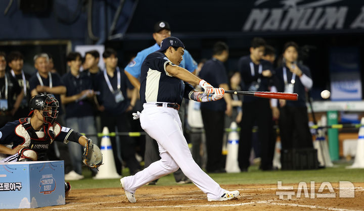 [서울=뉴시스]김선웅 기자 = 한화 강백호가 10일 서울 송파구 잠실야구장에서 열린 2026 KBO 올스타전 컴투스프로야구 홈런 더비에서 타격하고 있다. 2026.07.10. mangusta@newsis.com