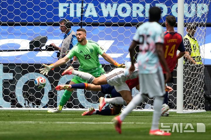 [잉글우드=AP/뉴시스] 2026 국제축구연맹(FIFA) 북중미 월드컵 8강전 벨기에와 경기에서 실점을 허용한 스페인의 우나이 시몬. 2026.07.10.