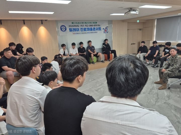 [논산=뉴시스] 충남 논산 국방항공고등학교는 10일 교내 항공전기전자과 프로젝트실에서 '학교 선배와 함께하는 진로채움콘서트'를 가졌다. (사진=국방항공고 제공) 2026.07.11. photo@newsis.com *재판매 및 DB 금지