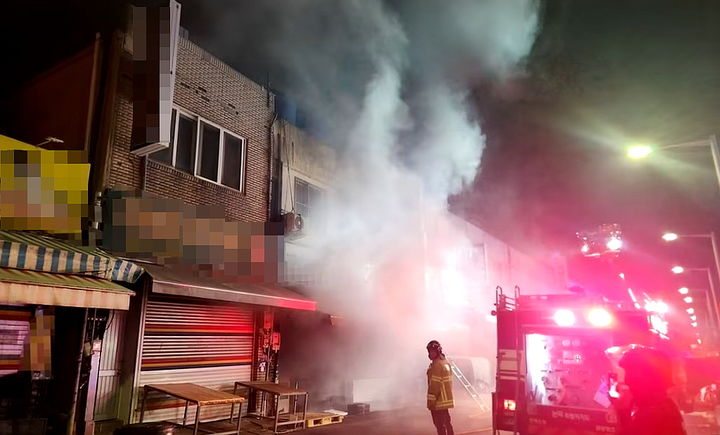 [군산=뉴시스] 10일 오후 10시50분께 군산 해망동의 상가주택에서 난 불을 소방대원들이 진화하고 있다. (사진=전북소방본부 제공) 2026.07.11. photo@newsis.com *재판매 및 DB 금지