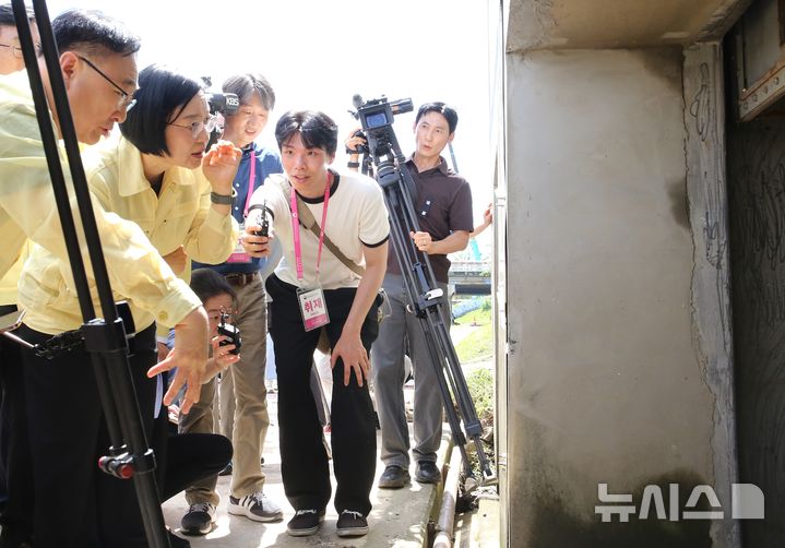 충북 침수피해 현장 둘러보는 한성숙 총리