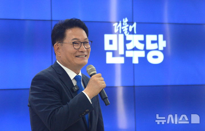 [익산=뉴시스] 김얼 기자 = 더불어민주당 당대표에 출마한 송영길 의원이 지난 11일 전북 익산시 원광대학교 프라임관을 방문해 타운홀미팅을 열고 인사말을 하고 있다. 2026.07.11. pmkeul@newsis.com