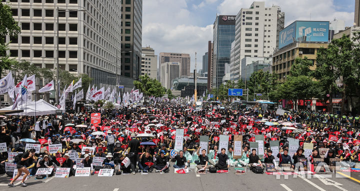 [서울=뉴시스] 11일 서울 중구 숭례문 일대에서 열린 '7·11 공무원·교사 노동자대회'에서 공무원·교원 노동자들이 연금 소득공백 해소와 2027년 공무원 임금 7.1% 인상, 정치기본권 보장 등을 촉구하고 있다. 2026.07.11. (사진=전국공무원노동조합 제공) photo@newsis.com