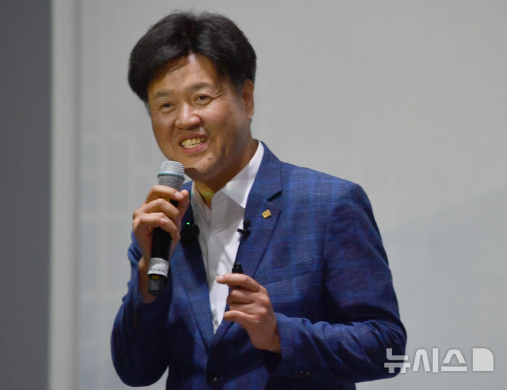 [전남광주=뉴시스] 변재훈 기자 = 더불어민주당 8·17 전당대회 최고위원 출마를 선언한 김용 전 민주연구원 부원장이 11일 전남광주 동구 조선대학교 해오름관에서 초청 강연을 하고 있다. 2026.07.11. wisdom21@newsis.com