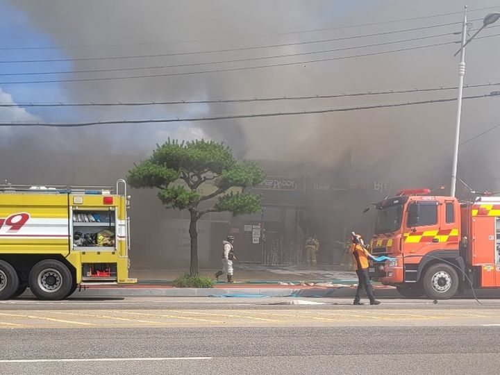 [서산=뉴시스] 11일 오후 3시29분께 충남 서산시 잠홍동의 한 자동차부품 상가에서 불이 나 소방당국이 진화에 나서고 있다. (사진=독자 제공) 2026.07.11. photo@newsis.com *재판매 및 DB 금지