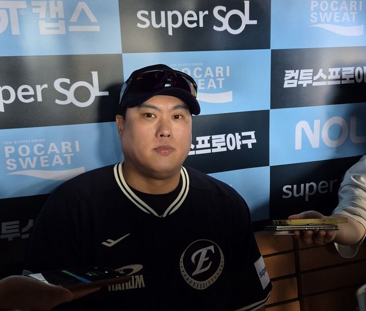 [서울=뉴시스] 문채현 기자 = 프로야구 한화 이글스의 류현진이 11일 서울 잠실구장에서 열리는 2026 신한 쏠 KBO 올스타전을 앞두고 취재진과 인터뷰를 하고 있다. 2026.07.11. dal@newsis.com *재판매 및 DB 금지