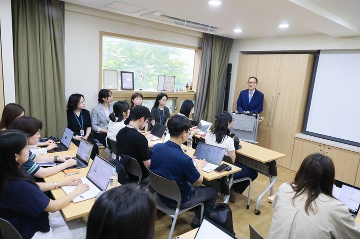 [서울=뉴시스] 성평등가족부는 지난 10일 서울 종로구에 위치한 서울해바라기센터에서 프레스투어를 진행했다.(사진=성평등가족부 제공) 2026.07.10. photo@newsis.com *재판매 및 DB 금지