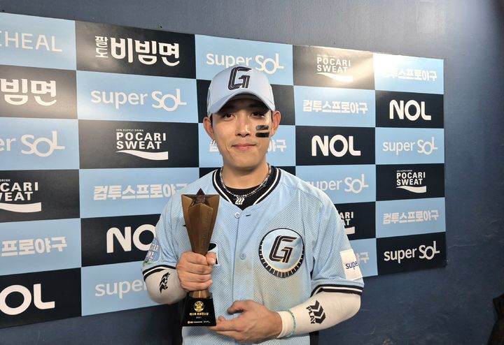 [서울=뉴시스] 문채현 기자 = 프로야구 롯데 자이언츠의 황성빈이 11일 서울 잠실구장에서 열린 2026 신한 쏠 KBO 올스타전에서 베스트 퍼포먼스상을 획득한 뒤 취재진과 인터뷰를 하고 있다. 2026.07.11. dal@newsis.com *재판매 및 DB 금지