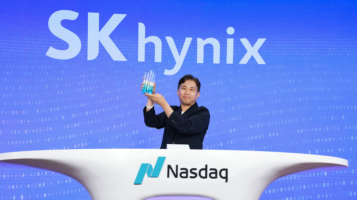 상장 기념패 들어보이는 곽노정 SK하이닉스 CEO